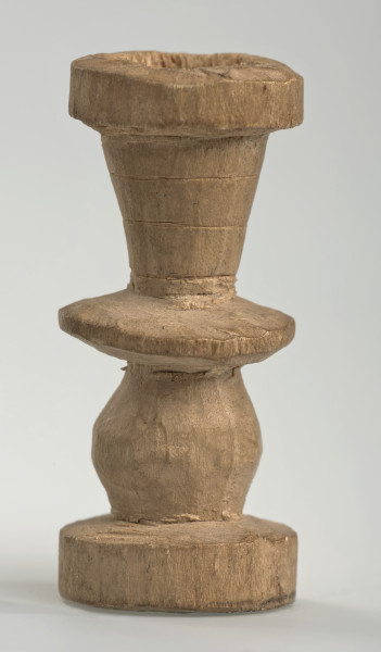 Ujęcie z boku [3]. Ze względu na swój okrągły kształt kolejne ujęcia z boku nie różnią się między sobą znacząco. Wieża została wykonana ręcznie z jednego kawałka jasnego drewna. Na całej powierzchni widoczne są ślady rzeźbienia przy pomocy noża. Obiekt w kolorze naturalnego drewna (nie został pomalowany, ani polakierowany). Wieża składa się ze spłaszczonej podstawy w formie krążka, środkowej części w formie walca szerszego po środku, spłaszczonego cylindrycznego elementu, który zwęża się stopniowo ku górze oraz ku dołowi (przypominając dwa połączone ze sobą talerze, z których każdy skierowany jest dnem do zewnątrz) oraz zwieńczenia w kształcie kielicha, ozdobionego przy pomocy linii (żłobień).