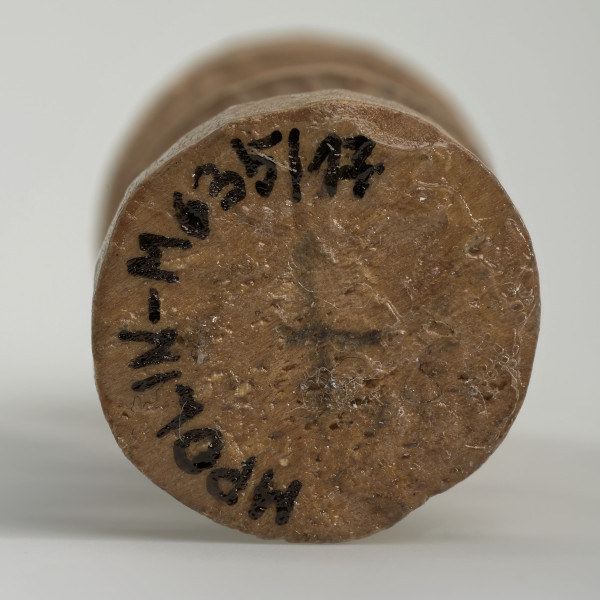 Ujęcie na spód obiektu. Okrągła podstawa wieży szachowej. Ponieważ był on rzeźbiony ręcznie krawędź nie jest idealnie równa. Pośrodku widoczny czarny 