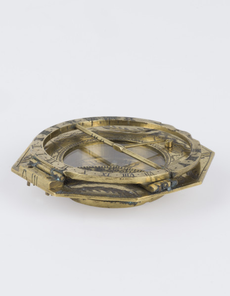 ujęcie 3/4 z zamkniętym szkiełkiem