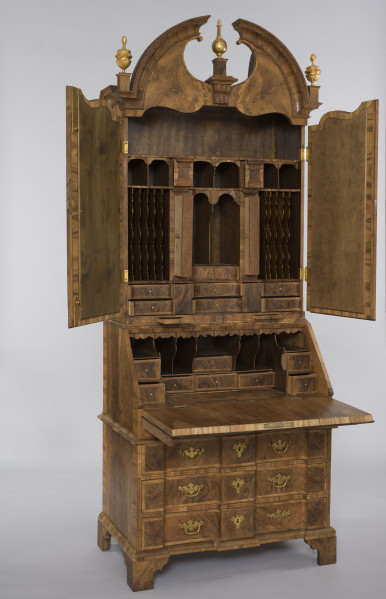 ujęcie 3/4 z otwartymi szufladami, skrytkami i blatem