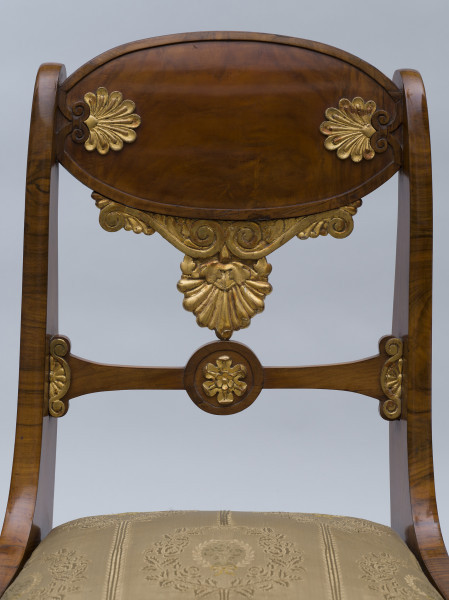 zbliżenie na dekorowane oparcie