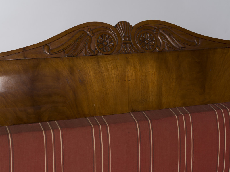 zbliżenie na rzeźbioną dekorację kanapy