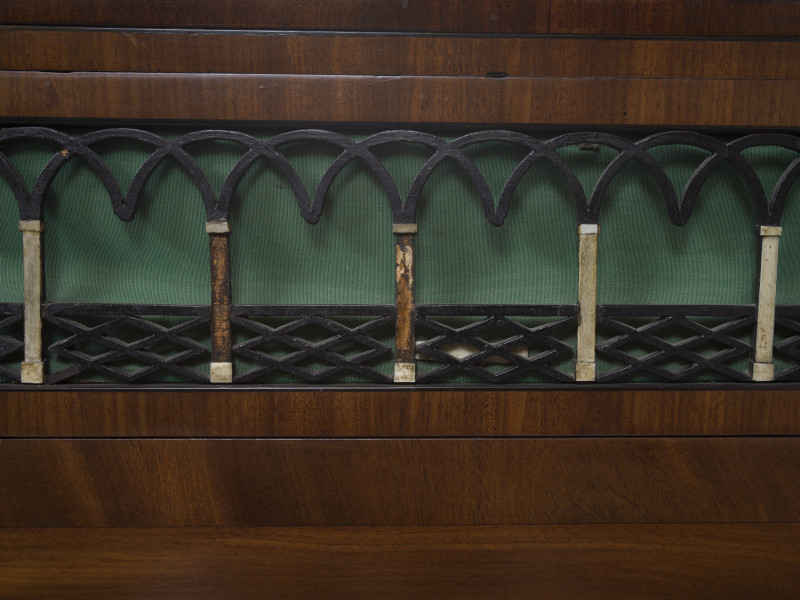 zbliżenie na pas neogotyckiego ornamentu