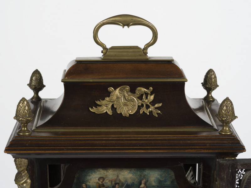 zbliżenie na sterczyny na zwieńczeniu obudowy zegara oraz dekoracyjne elementy