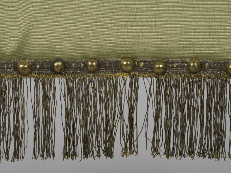 zbliżenie na frędzle ze złotych nitek