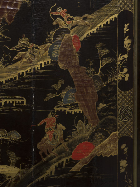 zbliżenie na dekorację płyciny lewego skrzydła drzwi