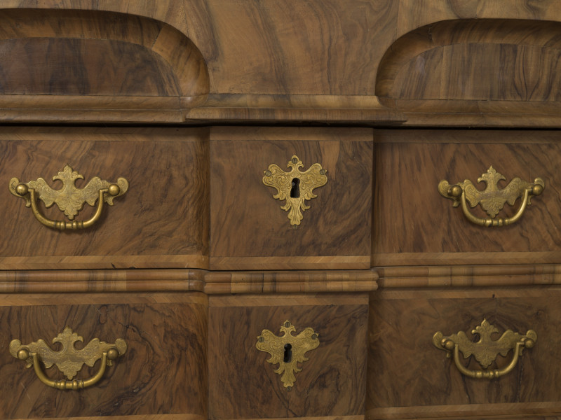 zbliżenie na okuciową dekorację szuflad