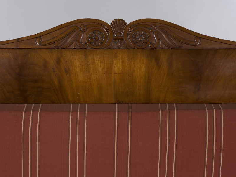 zbliżenie na rzeźbioną dekorację kanapy