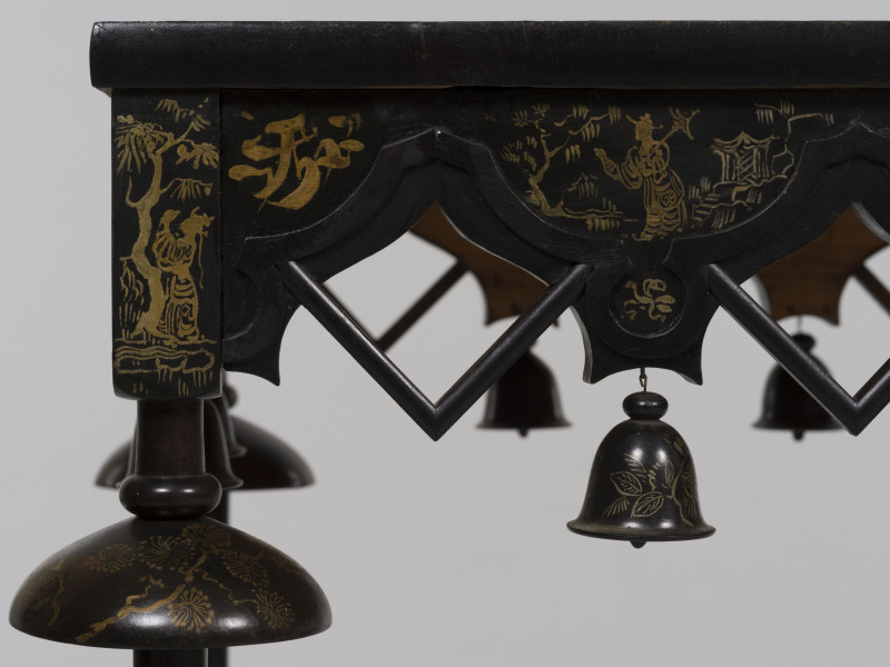 zbliżenie na dekorację ażurowej cargi strony pierwszej