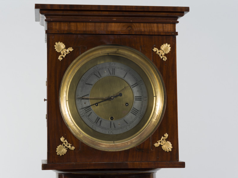 zbliżenie na kaptur zegara z przodu