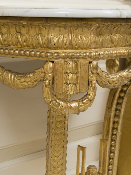 zbliżenie na rzeźbioną dekorację prawego narożnika