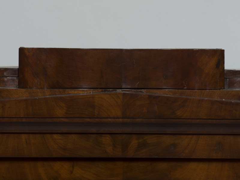 zbliżenie na zwieńczenie szafki