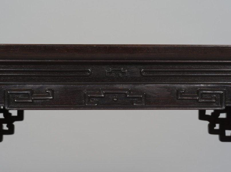 zbliżenie na rzeźbioną dekorację cargi