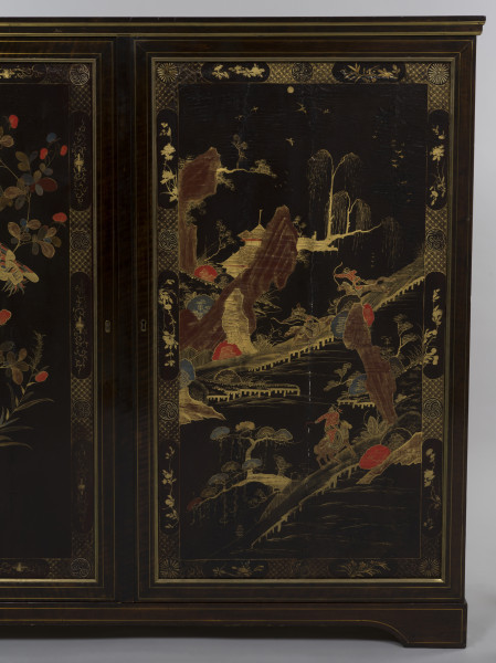 zbliżenie na dekorację płyciny lewego skrzydła drzwi