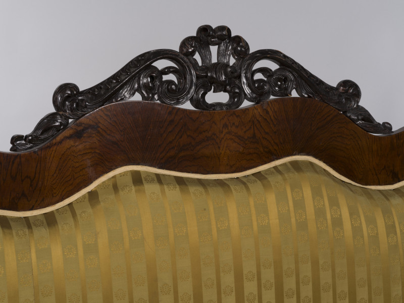 zbliżenie na ażurową dekorację kanapy