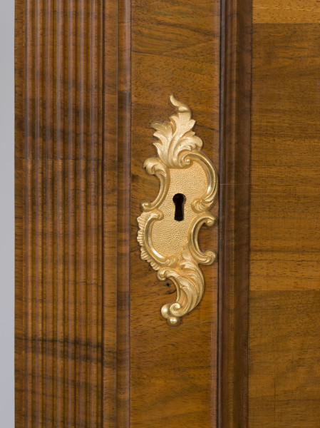 zbliżenie na dekorację okuciową wokół otworu na klucz