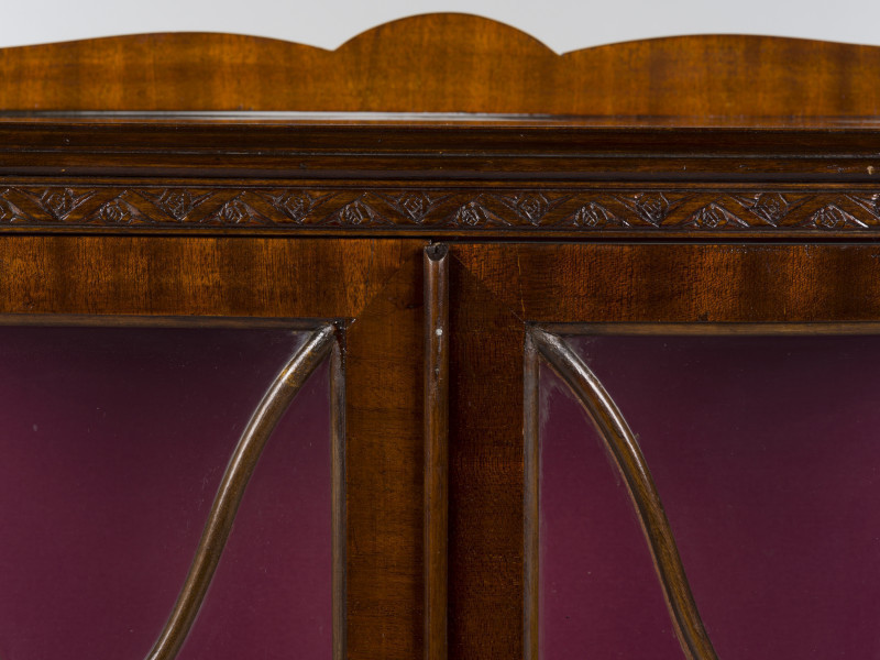 zbliżenie na dekorację górnej krawędzi szafki