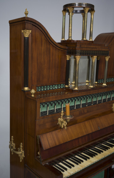 zbliżenie na czarną kolumienkę z głowicą i bazą z brązu