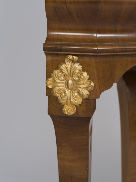 zbliżenie na okuciową dekorację prawej przedniej nogi