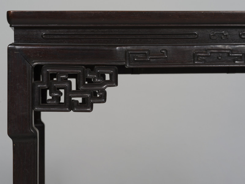 zbliżenie na rzeźbioną dekorację cargi