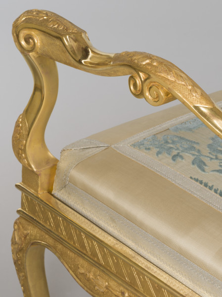 zbliżenie na dekorację podłokietnika strony czwartej