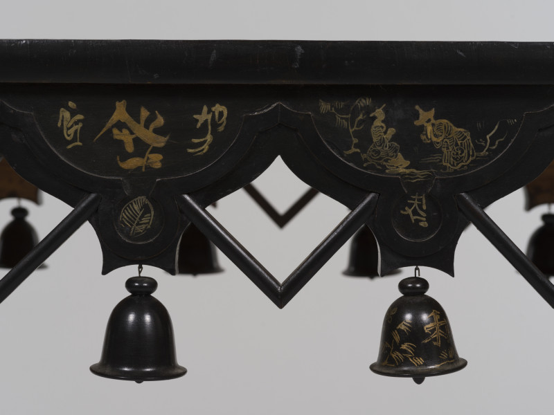 zbliżenie na dekorację ażurowej cargi strony pierwszej