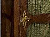 zbliżenie na dekorację okuciową środkowej części prawych drzwi szafy