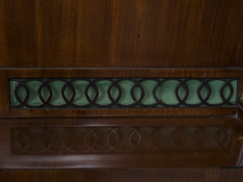 zbliżenie na neogotycki ornament na tle zielonej tkaniny