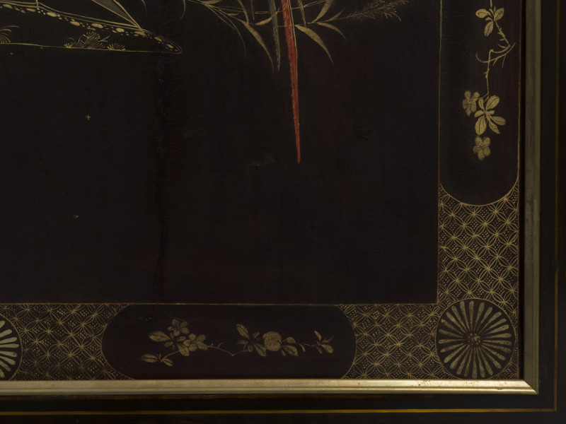 zbliżenie na dekorację płyciny prawego skrzydła drzwi