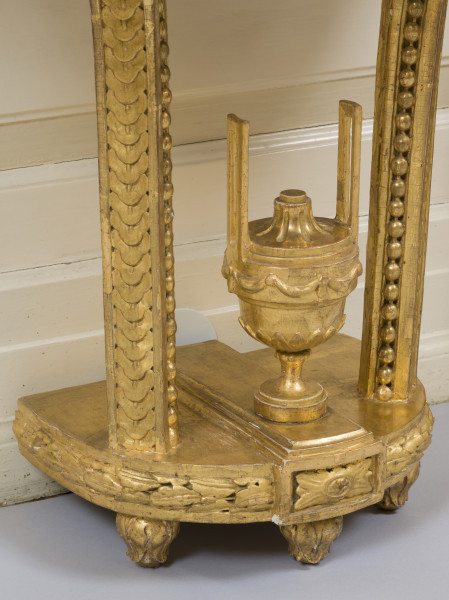 zbliżenie na rzeźbioną dekorację podstawy