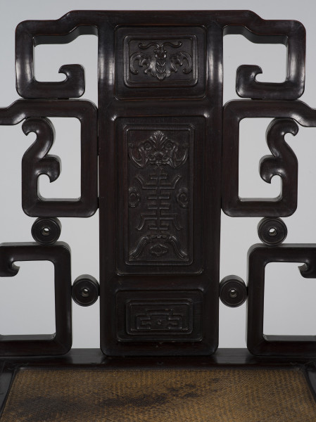 zbliżenie na oparcie pokryte ornamentem o reliefie wypukłym