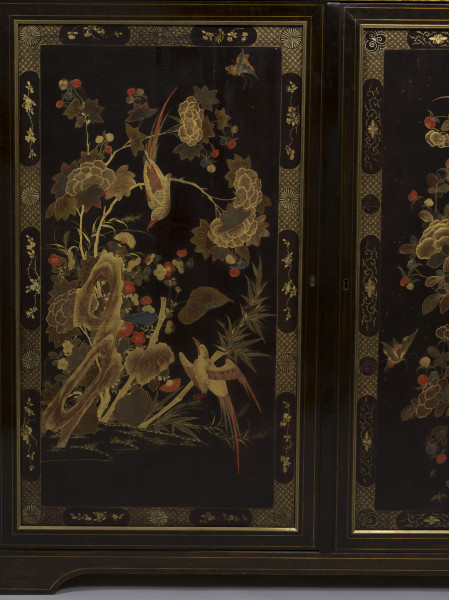 zbliżenie na dekorację płyciny prawego skrzydła drzwi