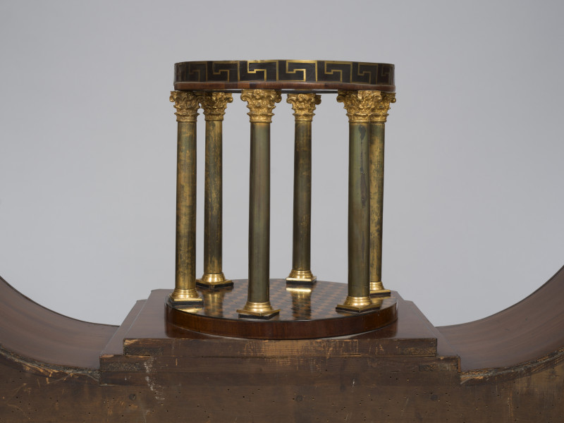 zbliżenie na okrągłą altankę wspartną na 6 metalowych kolumienkach - ujęcie od tyłu