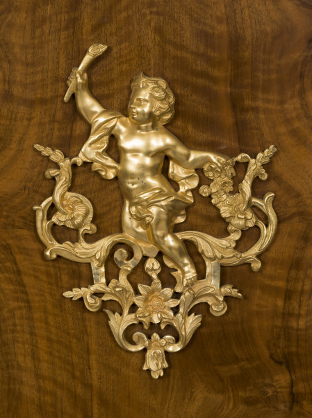 zbliżenie na okuciową dekorację drzwi