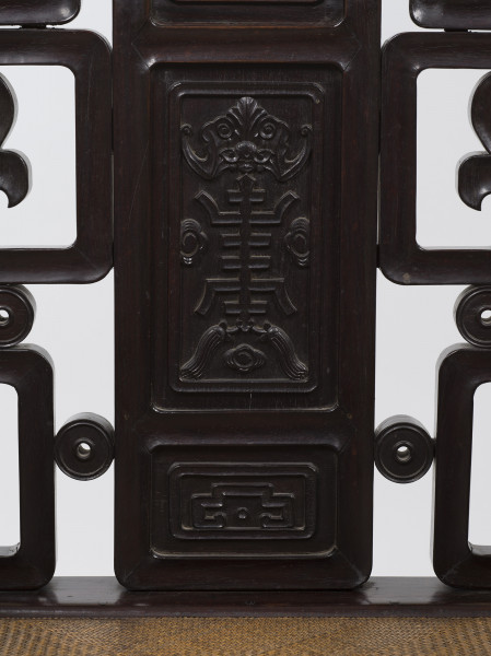 zbliżenie na rzeźbioną dekorację oparcia