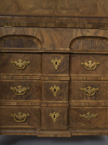 zbliżenie na okuciową dekorację szuflad