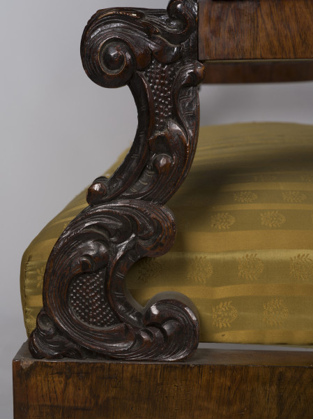 zbliżenie na dekorację lewego podłokietnika