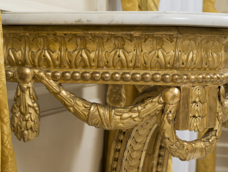 zbliżenie na rzeźbioną dekorację prawego boku