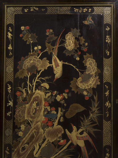 zbliżenie na dekorację płyciny prawego skrzydła drzwi