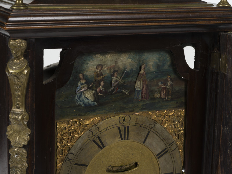 zbliżenie na figurki teatru umieszczonego w górnej partii zegara