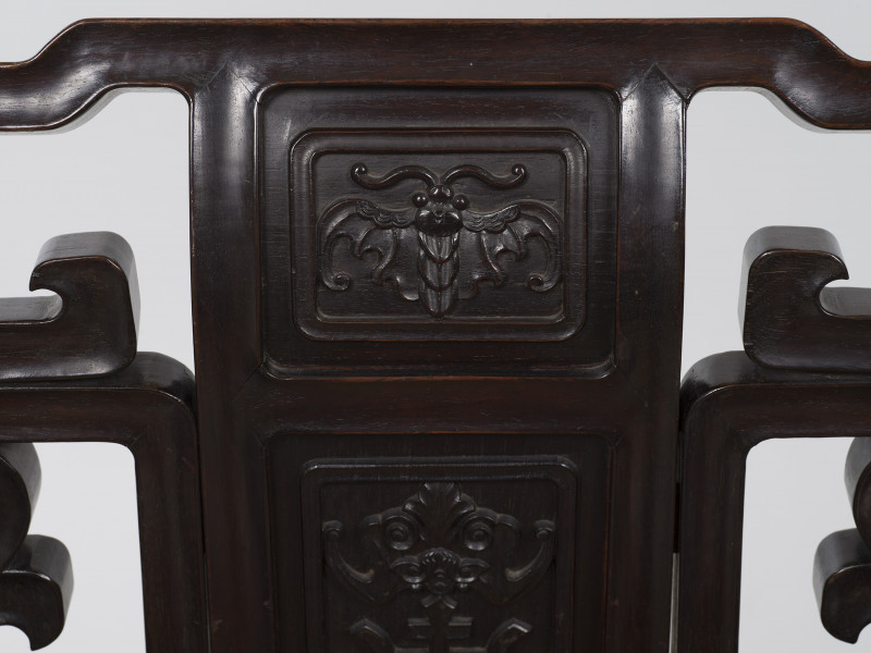 zbliżenie na rzeźbioną dekorację oparcia