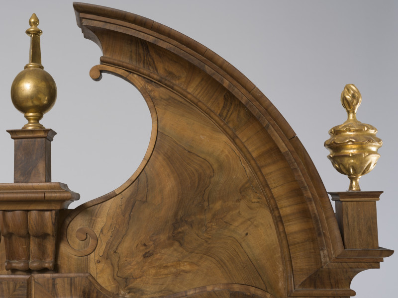 zbliżenie na dekoracyjne zwieńczenie sekretery