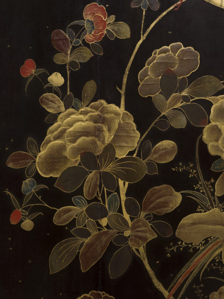 zbliżenie na dekorację płyciny lewego skrzydła drzwi