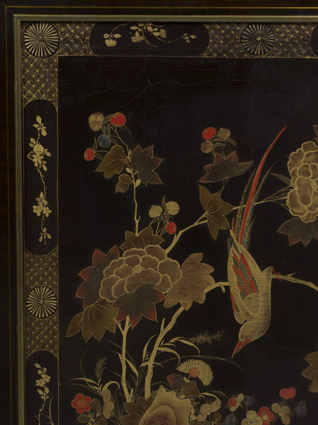 zbliżenie na dekorację płyciny prawego skrzydła drzwi