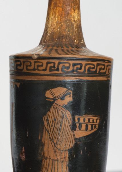 zbliżenie na przedstawienie na brzuścu naczynia - idąca kobieta, trzymająca w rękach szkatułkę (ukazana z profilu)