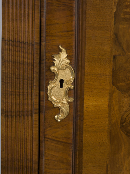 zbliżenie na dekorację okuciową otworu na klucz