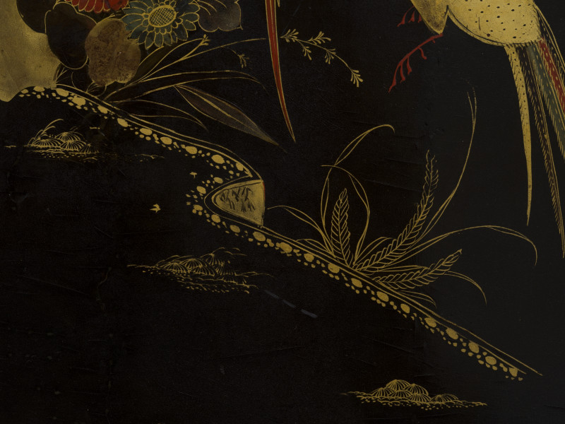 zbliżenie na dekorowaną płycinę lewego skrzydła drzwi