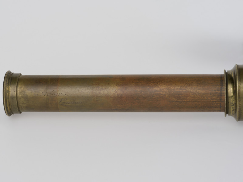 zbliżenie na oznaczenie na metalowej części lunety