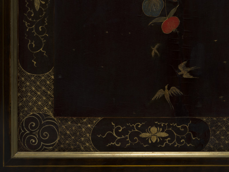 zbliżenie na dekorację płyciny lewego skrzydła drzwi