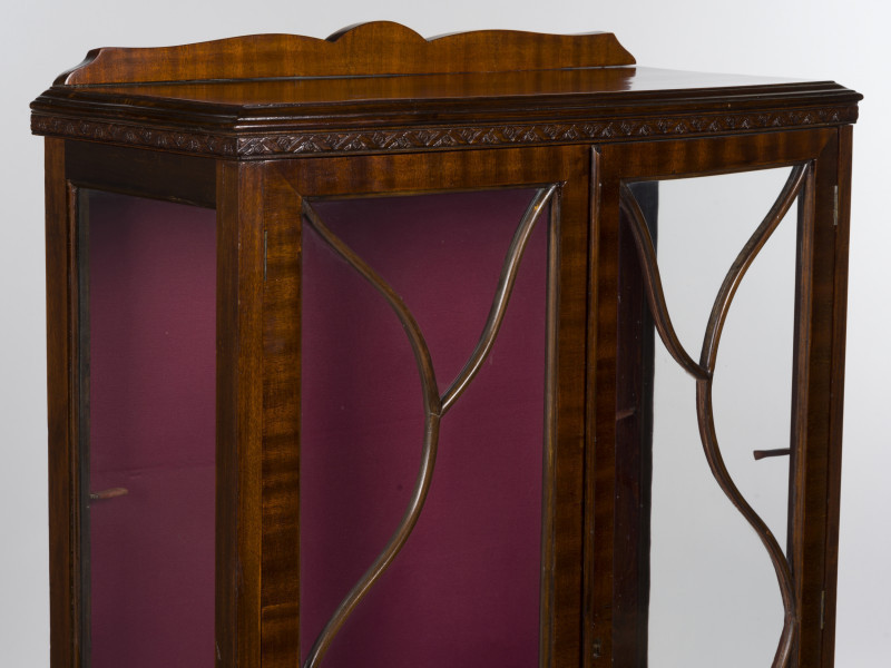 zbliżenie na dekorację zwieńczenia szafki